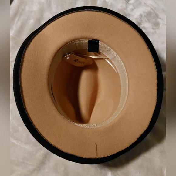 Stylish Tan and Black Fedora with Gold Chain - Picture 5 of 9